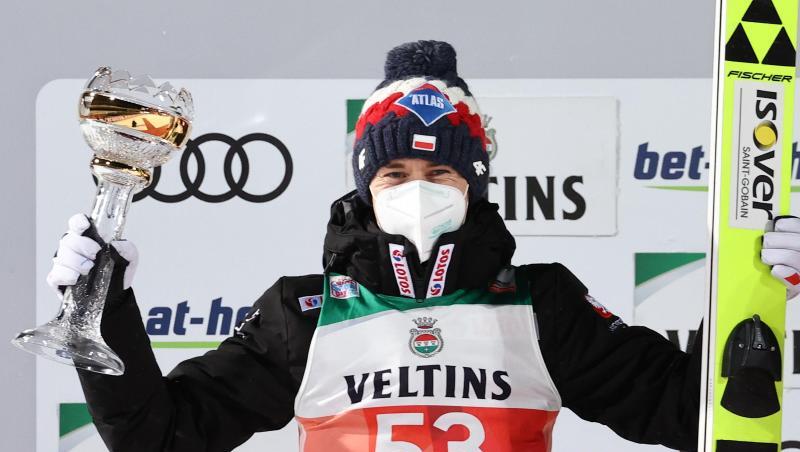 Der bei der Vierschanzentournee in Oberstdorf Zweitplatzierte Kamil Stoch aus Polen auf dem Podium.