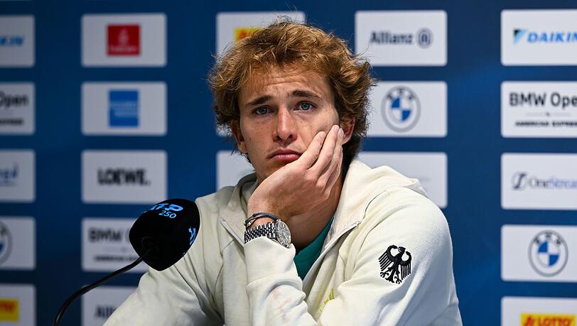 Alexander Zverev nimmt nach dem Spiel an einer Pressekonferenz teil.