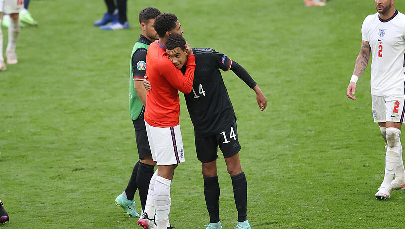 Dicke Freunde: Englands Jude Bellingham (l.) und Jamal Musiala nach dem Aus des DFB-Teams im EM-Achtelfinale 2021. Dicke Freunde: Englands Jude Bellingham (l.) und Jamal Musiala nach dem Aus des DFB-Teams im EM-Achtelfinale 2021.