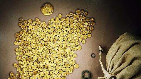 Der 3,7 Kilogramm schwere Kelten-Goldschatz wurde einst in einer Bodenvitrine im Museum in Manching ausgestellt. Im Jahr 2022 wurden die rund 2.100 Jahre alten Münzen gestohlen und sind seitdem zum größten Teil verschwunden. (Archivbild)