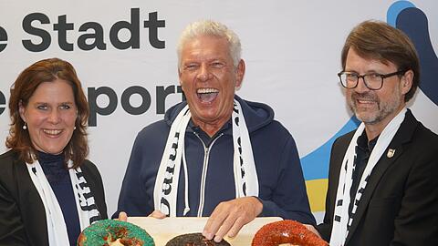 OB Dieter Reiter freut sich sichtlich über das klare Ergebnis des Bürgerentscheids.