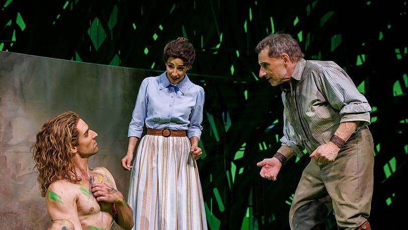 Richy M&uuml;ller (re.) als Wildh&uuml;ter Clayton in Disneys Musical "Tarzan"