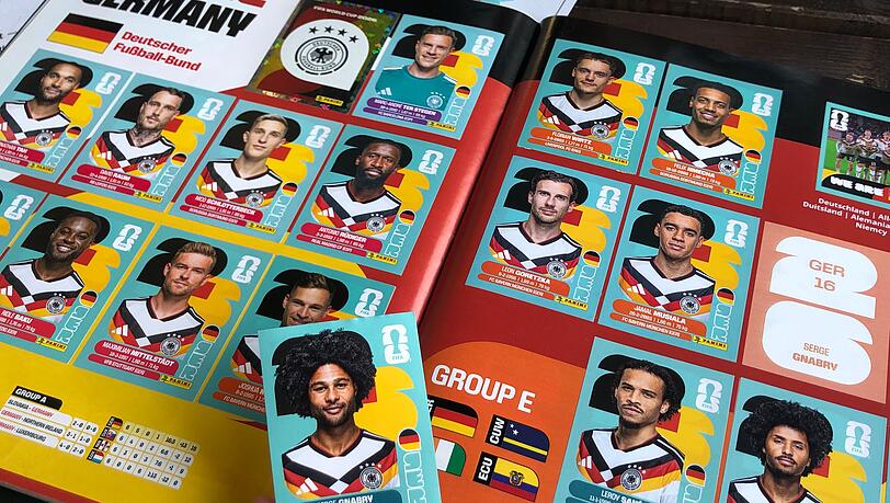 Panini-Bilder sind zur WM hei&szlig; begehrt. An vielen Orten sind sie ausverkauft und die Kollektion ist nicht ganz aktuell. Serge Gnabry ist zum Beispiel kein Teil des Kaders.