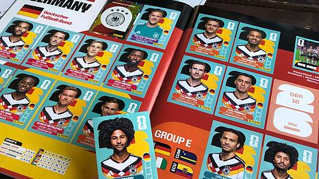Panini-Bilder sind zur WM hei&szlig; begehrt. An vielen Orten sind sie ausverkauft und die Kollektion ist nicht ganz aktuell. Serge Gnabry ist zum Beispiel kein Teil des Kaders.