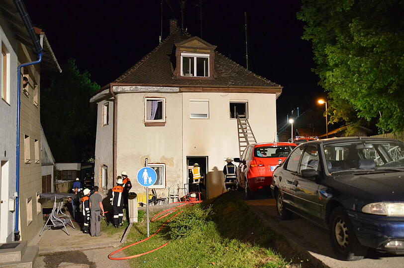 Schock in Vilsbiburg: In diesem Mehrfamilienhaus verbrannte einer Frau.