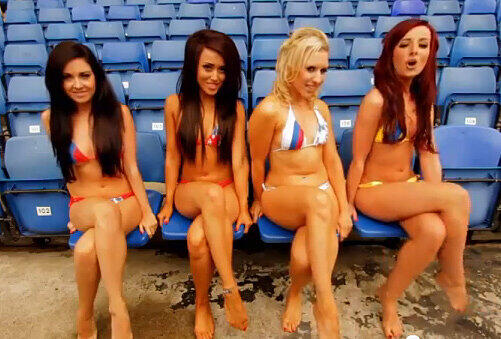 "Vielleicht rufst Du mich an...?" In England sorgt derzeit ein sexy Auftritt der Cheerleader des Zweitligisten Crystal Palace für viel Gesprächsstoff. Die jungen Mädels räkeln sich lasziv zu dem erfolgreichen Pop-Hit "Call me maybe" im Stadion des Londoner Vorort-Klubs. Sollten sich die deutschen Bundesligisten da noch etwas abschauen?

Sehen Sie hier die sexy Performance der Mädchen in Bildern und im Video.