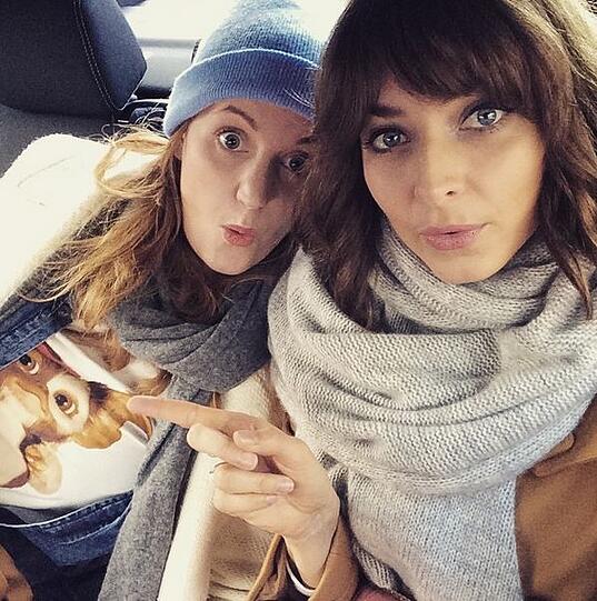 Eva Padberg macht sich zusammen mit einer Freundin auf den Weg zur Fashion Week