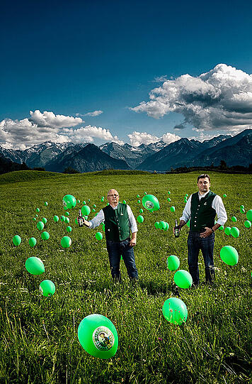 Allgäuer Brauhaus Kempten (V.l.n.r.): Thomas Wieczorek (Technischer Leiter und Prokurist), Heinz Christ (Vorstand) - Das Büble ist das bekannte Bild des Allgäuer Brauhauses. Es erinnert an die Zeit, als man den Filius zur Wirtshausschänke schickte, wo er das Bier in einem Krug kaufen konnte, um es nach Hause zu tragen. Jede Erinnerung daran ist wie ein Ballon inmitten einer Landschaft.
