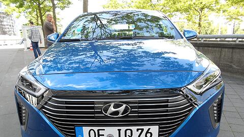 Der Kühlergrill des Hyundai Ioniq Hybrid verfügt über aktive Klappen, die bei niedrigem Kühlluftbedarf zugunsten besserer Aerodynamik geschlossen werden.