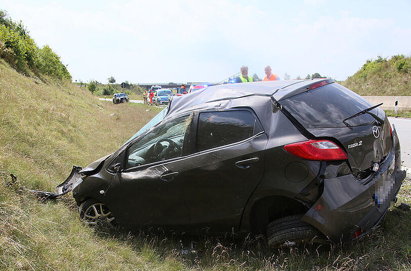 Das Auto ist von der Straße abgekommen und hat sich anschließend mehrmals überschlagen. Die Bilder des Unfalls.