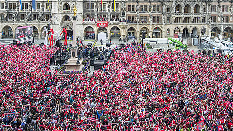 Auch 2015 feierten die Bayern schon ein "gemischtes Double" auf dem Marienplatz.