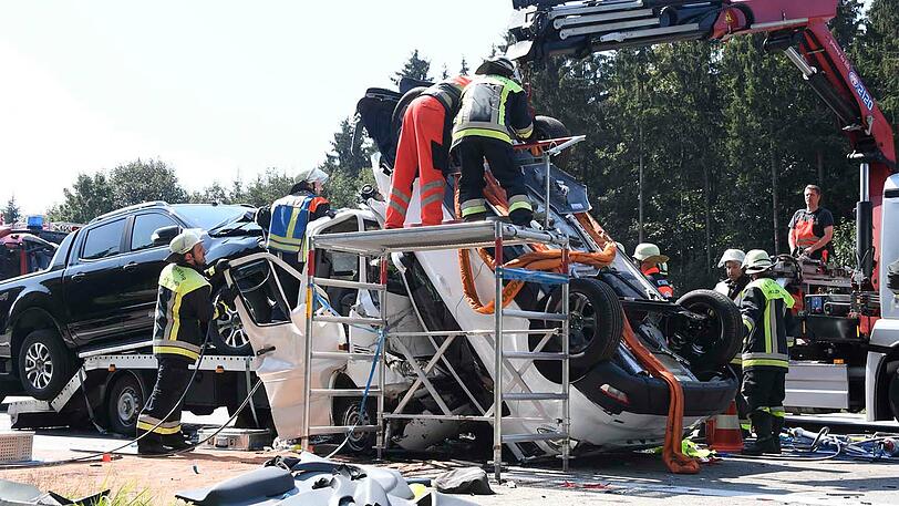 Die Rettungskräfte müssen sich mit Gerüsten und einem Kran zu dem Verunfallten vorarbeiten.