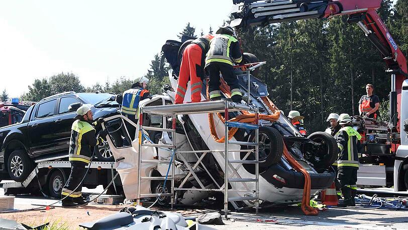 Die Rettungskräfte müssen sich mit Gerüsten und einem Kran zu dem Verunfallten vorarbeiten. Die Rettungskräfte müssen sich mit Gerüsten und einem Kran zu dem Verunfallten vorarbeiten.