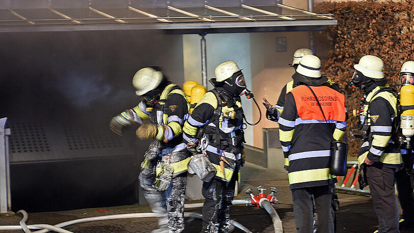 Den Anfang machte ein Tiefgaragenbrand in der Schopenhauerstraße. Hier stand ein Porsche in Flammen.