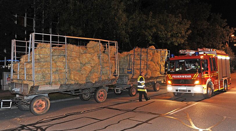 Ein mit Stroh beladener Traktor steht Montagnacht auf der Leopoldstraße neben einem Feuerwehrauto. Der Sprengmeister will den Blindgänger aus dem Zweiten Weltkrieg mit Stroh und Sand abdecken, um bei der kontrollierten Sprengung die Detonation zu dämpfen. Wenn die Bombe unkontrolliert hochgehe, werde die Druckwelle das Nachbargebäude zerstören und einen Splitterregen verursachen.