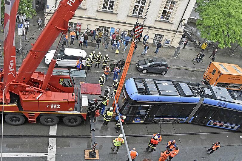 Die Bahn musste mit einem Kran der Feuerwehr angehoben und ins Gleis zurück gehievt werden.