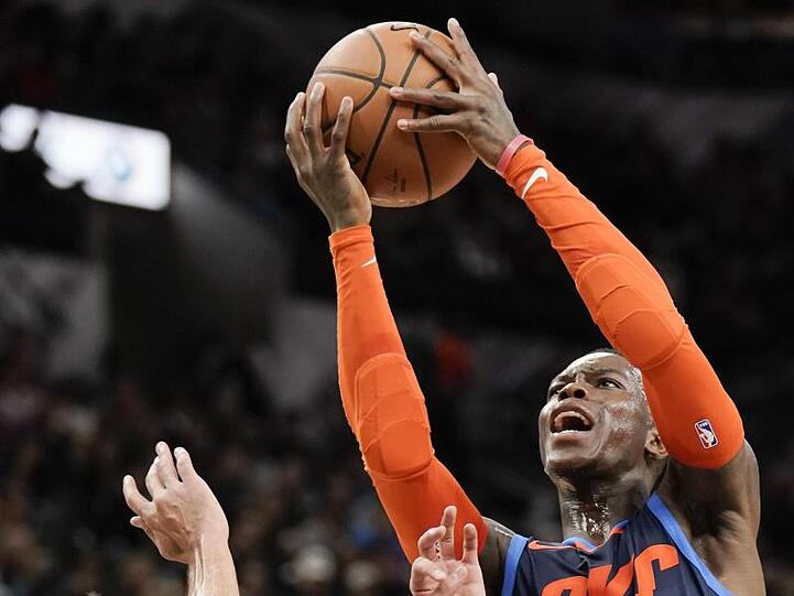 Musste mit Oklahoma eine weitere Pleite hinnehmen: Dennis Schröder (r).