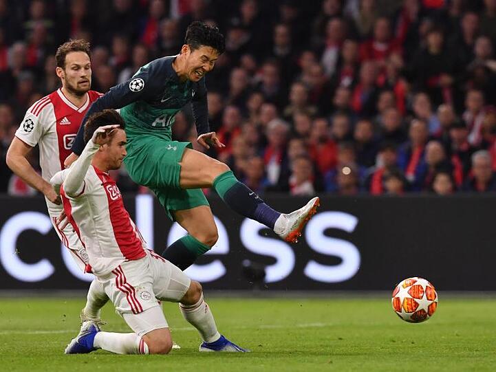 Ajax-Profi Nico Tagliafico versucht Tottenhams Heung-Min Son (r) am Torschuss zu hindern.