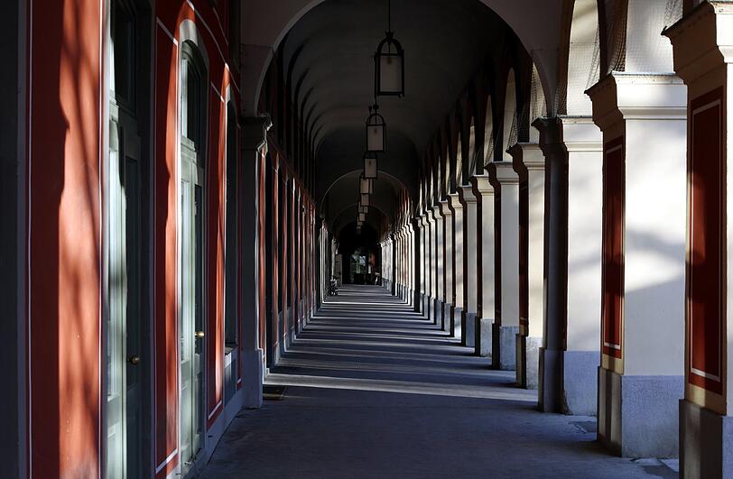 Immer abwechselnd: Licht und Schatten in den Hofgarten-Arkaden.