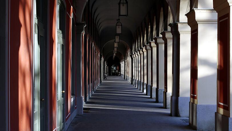 Immer abwechselnd: Licht und Schatten in den Hofgarten-Arkaden.