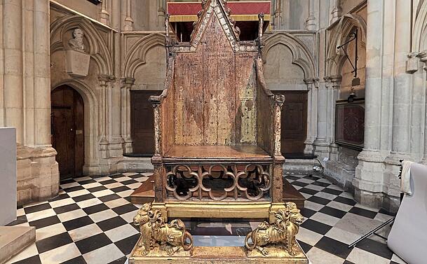 Die Vorbereitungen laufen: Der Krönungsstuhl steht in der Westminster Abbey. Die Vorbereitungen laufen: Der Krönungsstuhl steht in der Westminster Abbey.