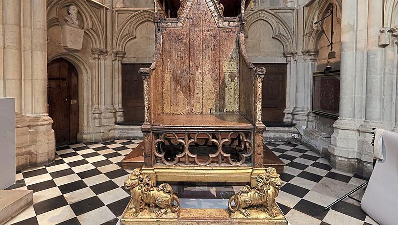 Die Vorbereitungen laufen: Der Krönungsstuhl steht in der Westminster Abbey. Die Vorbereitungen laufen: Der Krönungsstuhl steht in der Westminster Abbey.