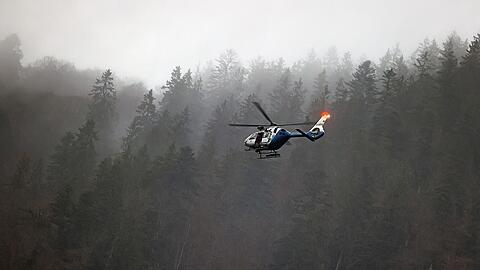 Die Besatzung eines Polizeihubschraubers konnte den Toten zusammen mit der Bergwacht sichern, mit der Winde aufnehmen und ins Tal fliegen.
