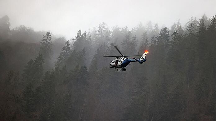 Die Besatzung eines Polizeihubschraubers konnte den Toten zusammen mit der Bergwacht sichern, mit der Winde aufnehmen und ins Tal fliegen.