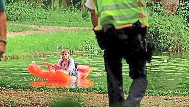 Manche waren auf aufblasbaren Schimmtieren im See unterwegs.