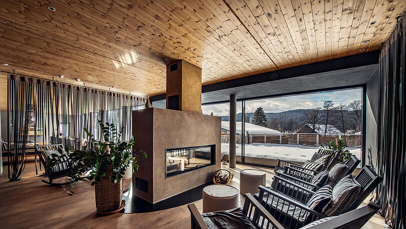 Innenbereich: Im Ruheraum mit Panoramablick schalten die Gäste ab.