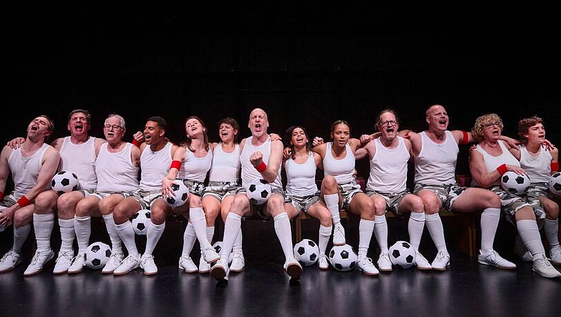 Grenzt Fu&szlig;ball aus oder ist er identit&auml;tsstiftend - Fragen wie diese behandelt das St&uuml;ck. (Handout)