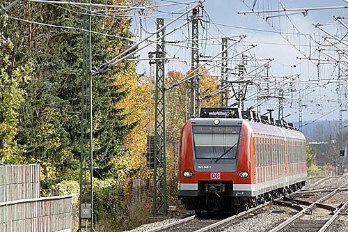 Ein 19-jähriger Student ist am frühen Sonntagmorgen von einem Zug überrollt worden.