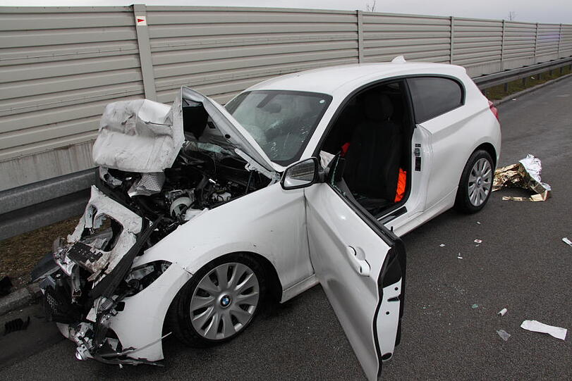 Bei dem schweren Unfall auf der A94 bei Ampfing werden die zwei Fahrer verletzt.
