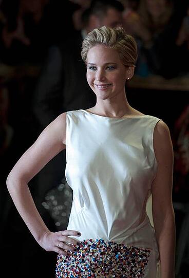 Bei der Premiere von "Die Tribute von Panem - Catching Fire" verzauberte Jennifer Lawrence im Londoner Regen all ihre Fans. Die Seidenrobe von Dior gab in dem kalten Wind immer mal wieder Blicke auf ihren atemberaubenden Körper frei.