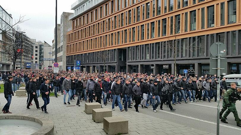 Amateur-Derby: FC Bayern II gegen den TSV 1860 II - Fans treffen sich in den Innenstadt. Die Bilder...