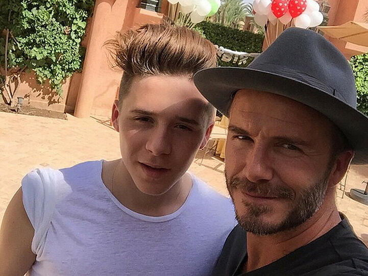 Unverkennbar: Brooklyn Beckham hat den (Haar-)Style von seinem Papa. David schrieb zu dem Schnappschuss: "Hier ist ein Foto mit Brooklyn Beckham, dem wahren Boss der Familie!" Die Aufnahme entstand in Marrakesch anlässlich Davids 40. Geburtstag.