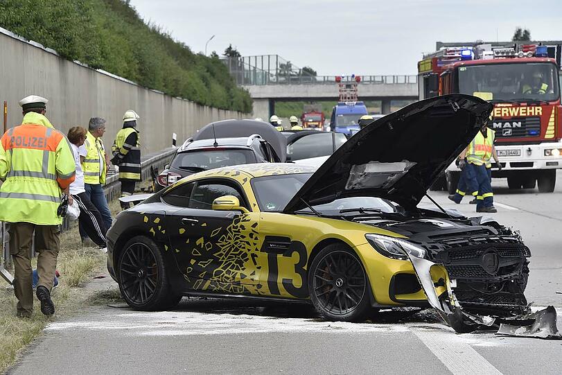 Schwerer Unfall auf der A94: Ein Mercedes-Sportwagen schoss einen Renault ab. Die Bilder von der Unfallstelle!