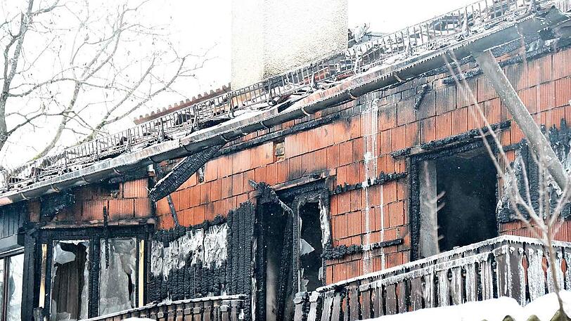 Schwere Aufgabe für die Feuerwehr in Putzbrunn: Weil der Hauptbrandherd auf der Rückseite des Hauses lag, mussten Einsatzkräfte zum Löschen mit einer Rettungsbühne über das Dach gehoben werden.