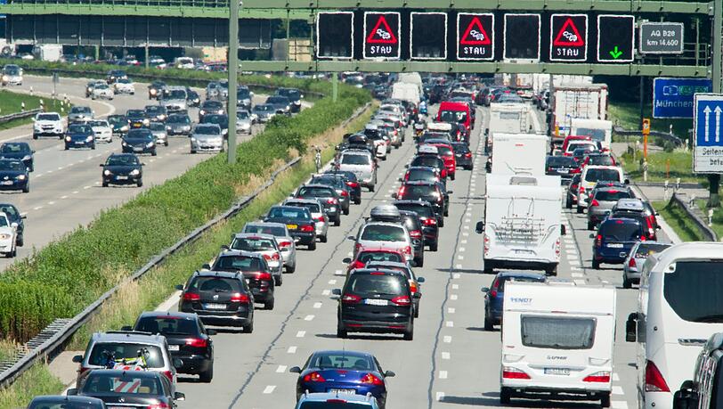 An zwei Wochenenden: Auf der A8 zwischen München und Salzburg wird ein Abschnitt komplett gesperrt. An zwei Wochenenden: Auf der A8 zwischen München und Salzburg wird ein Abschnitt komplett gesperrt.
