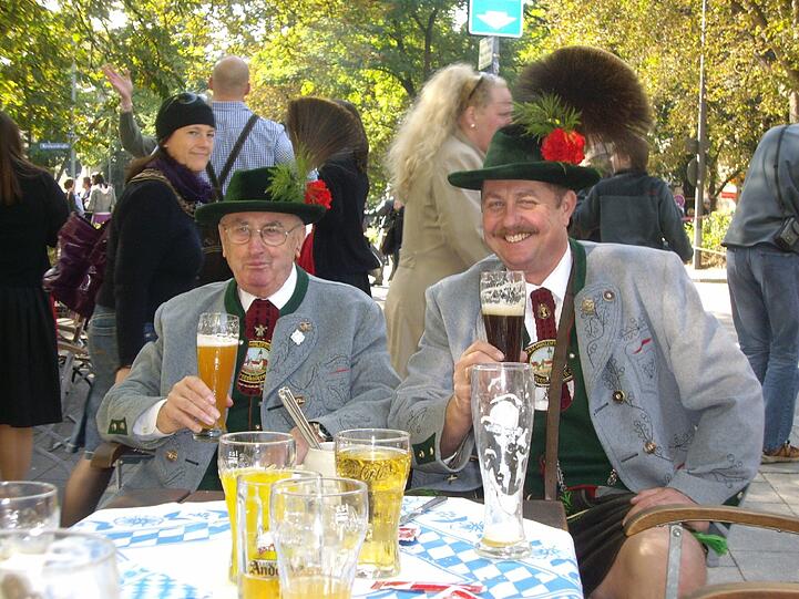 Tradition trifft auf Moderne: Peter Winklmeier (hier rechts im Foto, links sitzt sein Vater Peter) macht als BA-Mitglied vor, wie das funktionieren kann.