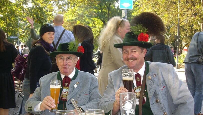 Tradition trifft auf Moderne: Peter Winklmeier (hier rechts im Foto, links sitzt sein Vater Peter) macht als BA-Mitglied vor, wie das funktionieren kann. Tradition trifft auf Moderne: Peter Winklmeier (hier rechts im Foto, links sitzt sein Vater Peter) macht als BA-Mitglied vor, wie das funktionieren kann.