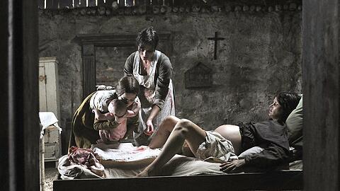 Szenen aus  "Die Hebamme" (25. März 2014, um 20:15 Uhr auf Sat.1).