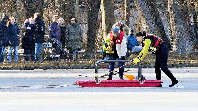 Eine Familie ist am Kleinhesseloher See eingebrochen. Die Bilder.