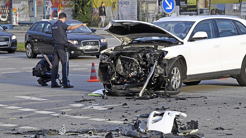 Bei einem Unfall in Obersendling wurden ein Ford Mustang und ein Audi schwer beschädigt. Die Fotos von der Unfallstelle.