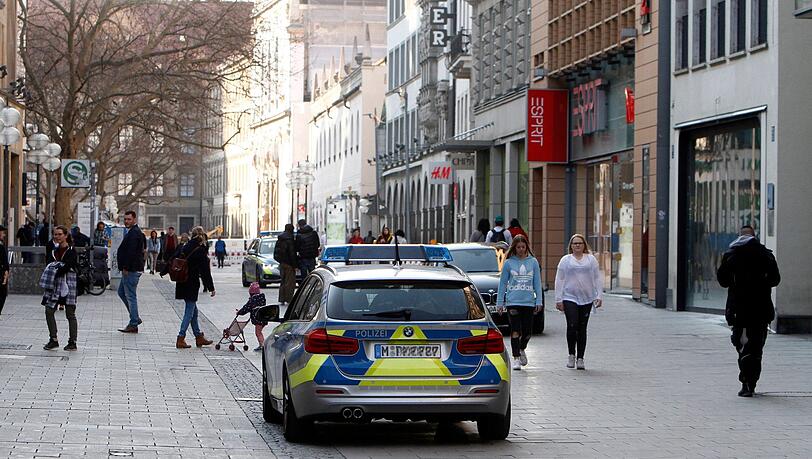 In der Kaufingerstraße kam es am Samstagabend zu einem Polizeieinsatz, bei dem drei Beamten verletzt wurden (Symbolbild). In der Kaufingerstraße kam es am Samstagabend zu einem Polizeieinsatz, bei dem drei Beamten verletzt wurden (Symbolbild).