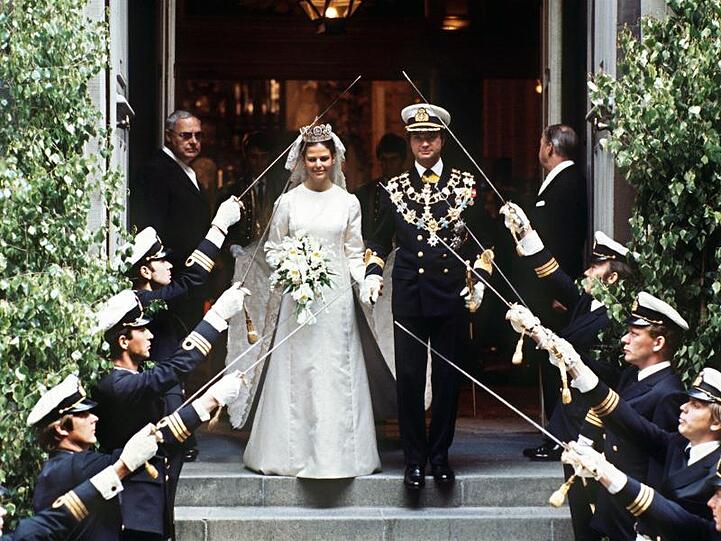König Carl XVI. Gustaf von Schweden verlässt mit seiner Braut Silvia nach der Trauung die Stockholmer Storkyrken.