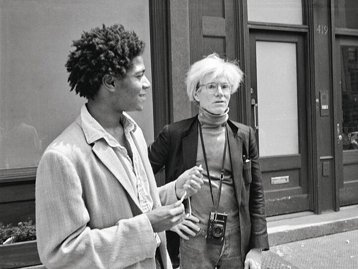 Jean-Michel Basquiat und Andy Warhol 1984 vor der Mary Boone Gallery in New York.