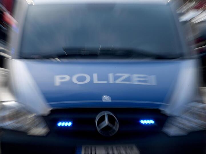 Ein Polizeiwagen mit eingeschaltetem Blaulicht. Foto: Carsten Rehder/dpa/Archivbild