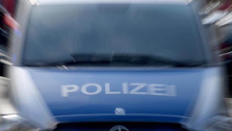 Ein Polizeiwagen mit eingeschaltetem Blaulicht. Foto: Carsten Rehder/dpa/Archivbild Ein Polizeiwagen mit eingeschaltetem Blaulicht. Foto: Carsten Rehder/dpa/Archivbild