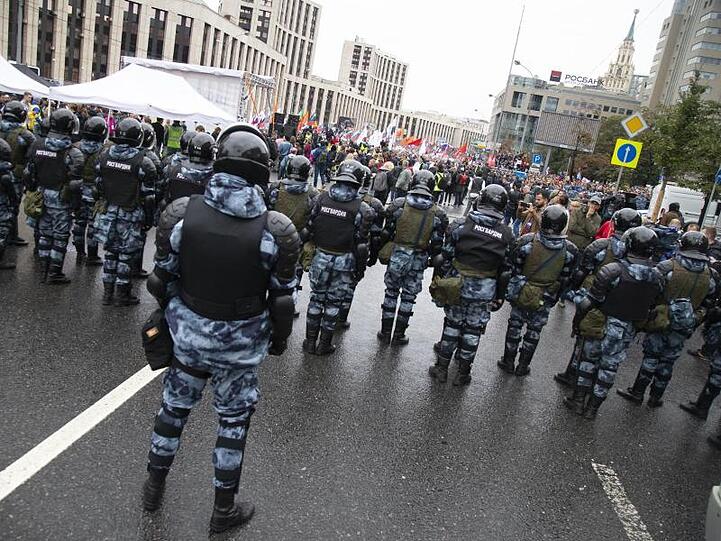 Polizisten blockieren die Straße: Viele Menschen strömten selbst lange Zeit nach dem offiziellen Beginn zu der Kundgebung in der Hauptstadt.